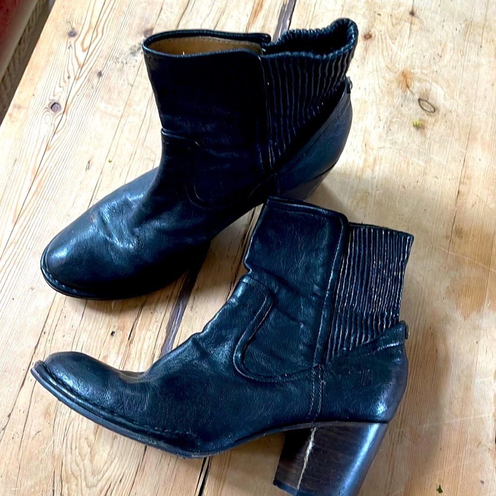 Black Frye short pull on boot. 9.5